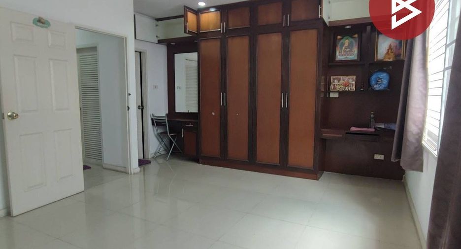 À vendre 4 chambres maison de ville à Bang Khen, Bangkok