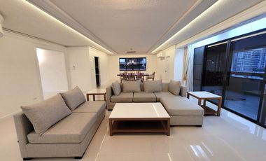 For rent 3 bedrooms condo in Pathum Wan, Bangkok