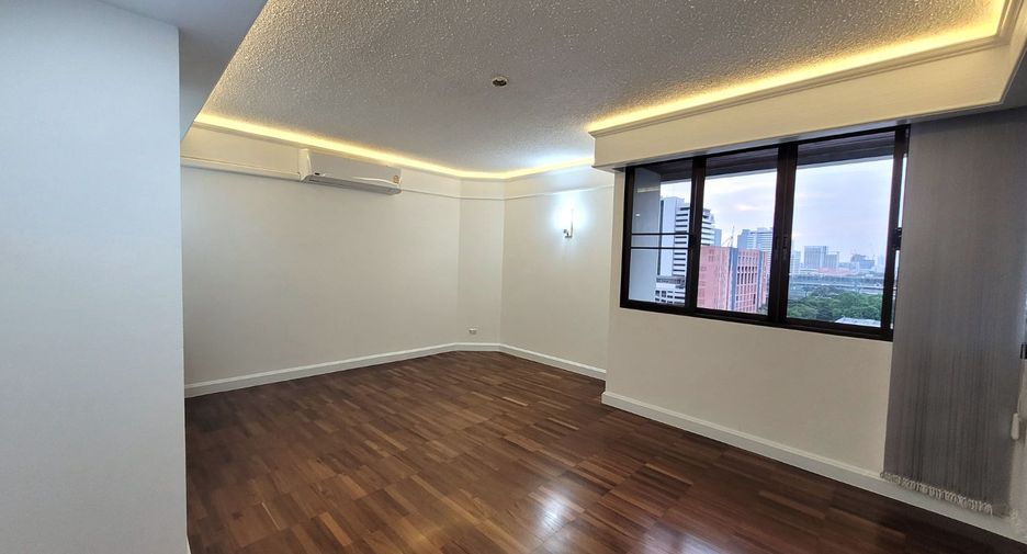 For rent 3 bedrooms condo in Pathum Wan, Bangkok