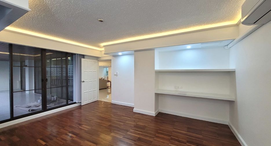 For rent 3 bedrooms condo in Pathum Wan, Bangkok