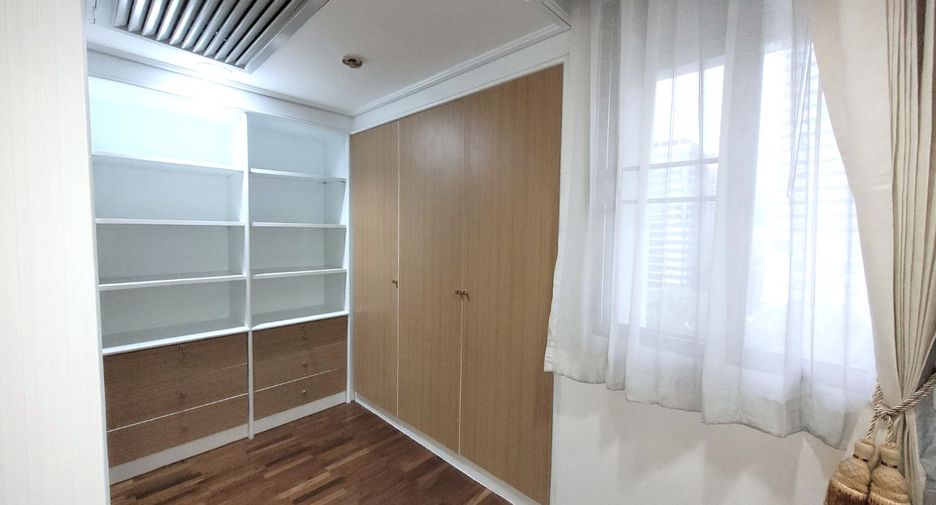 For rent 3 bedrooms condo in Pathum Wan, Bangkok