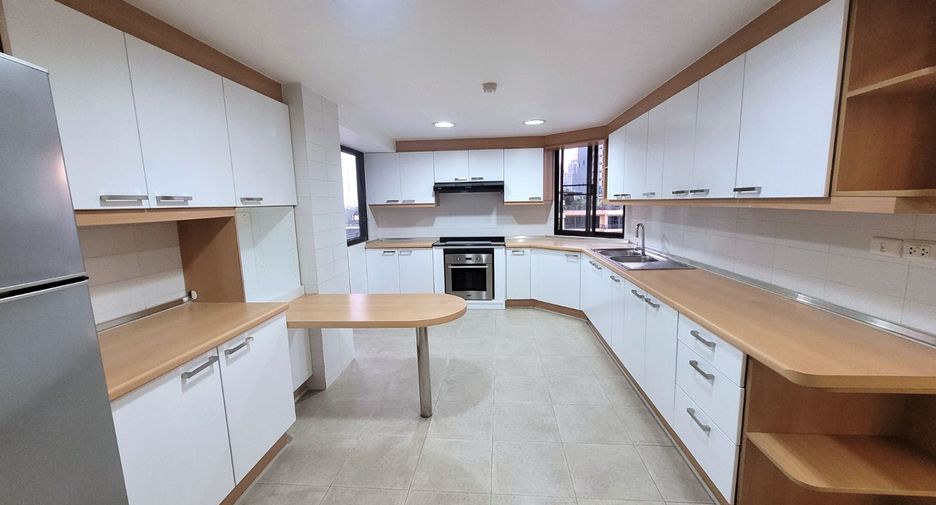 For rent 3 bedrooms condo in Pathum Wan, Bangkok