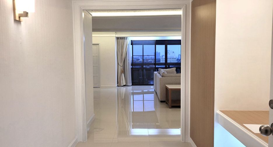 For rent 3 bedrooms condo in Pathum Wan, Bangkok
