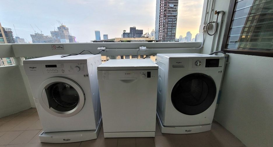 For rent 3 bedrooms condo in Pathum Wan, Bangkok