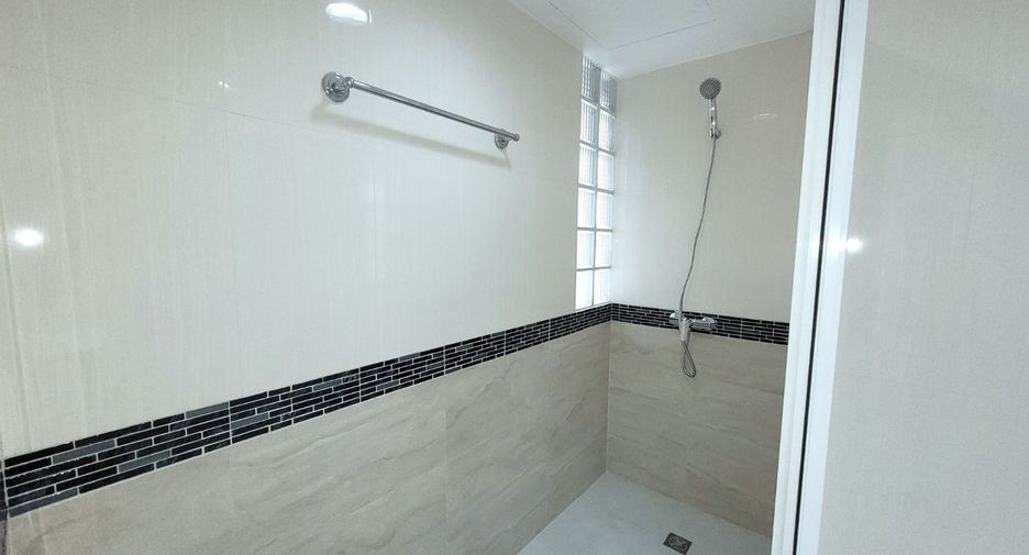 For rent 3 bedrooms condo in Pathum Wan, Bangkok