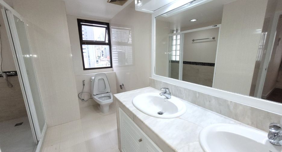 For rent 3 bedrooms condo in Pathum Wan, Bangkok