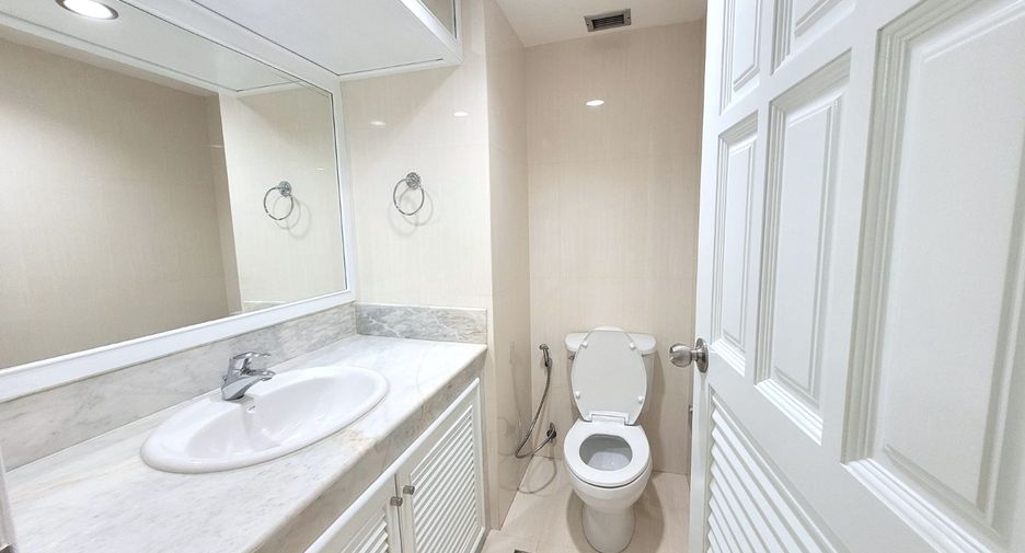 For rent 3 bedrooms condo in Pathum Wan, Bangkok