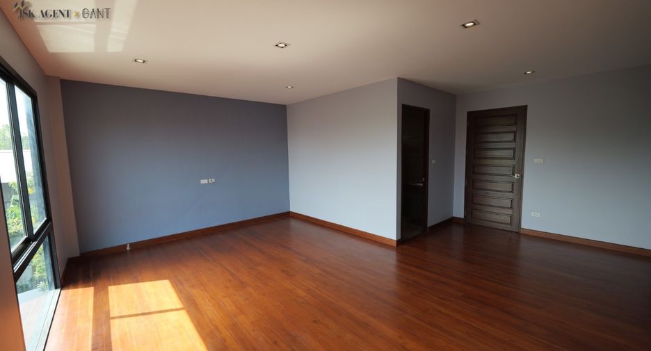 For sale 4 bedrooms townhouse in Mueang Nonthaburi, Nonthaburi