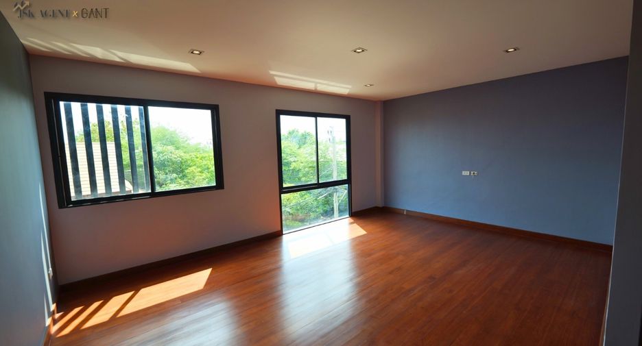 For sale 4 bedrooms townhouse in Mueang Nonthaburi, Nonthaburi