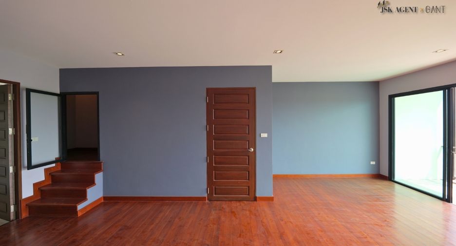 For sale 4 bedrooms townhouse in Mueang Nonthaburi, Nonthaburi
