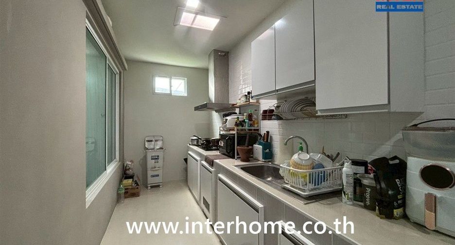 For rent そして for sale 4 ベッドルーム townhouse in Don Mueang, Bangkok