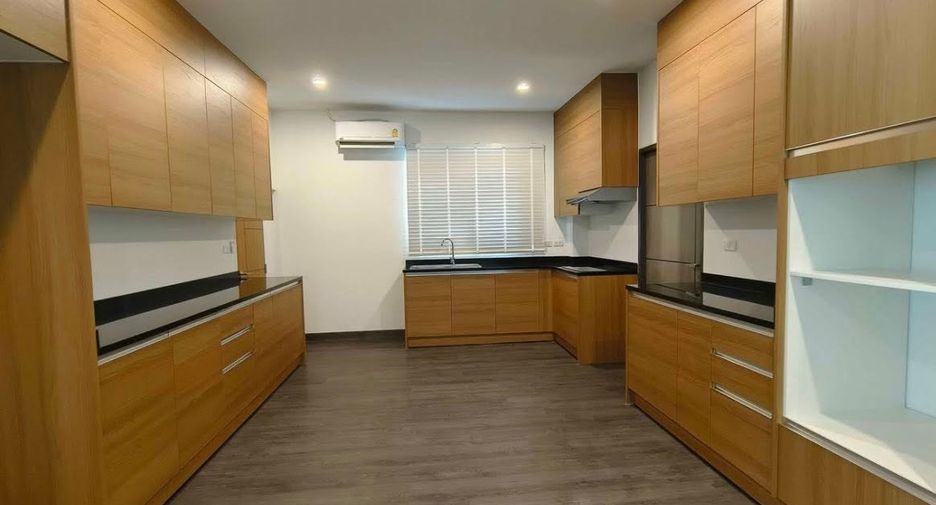 Haus zur Miete und zum Kauf mit 4 Zimmer in Watthana, Bangkok