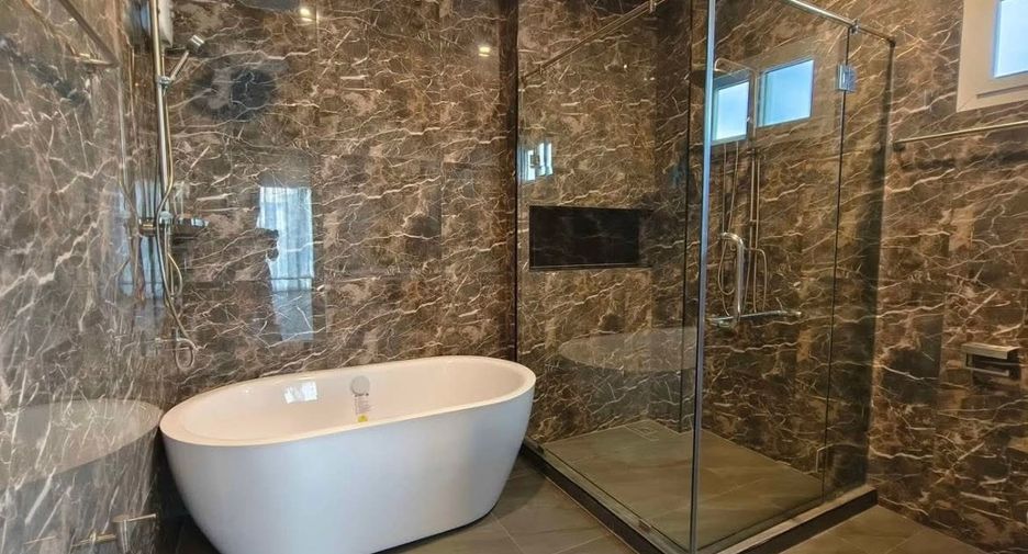 Haus zur Miete und zum Kauf mit 4 Zimmer in Watthana, Bangkok