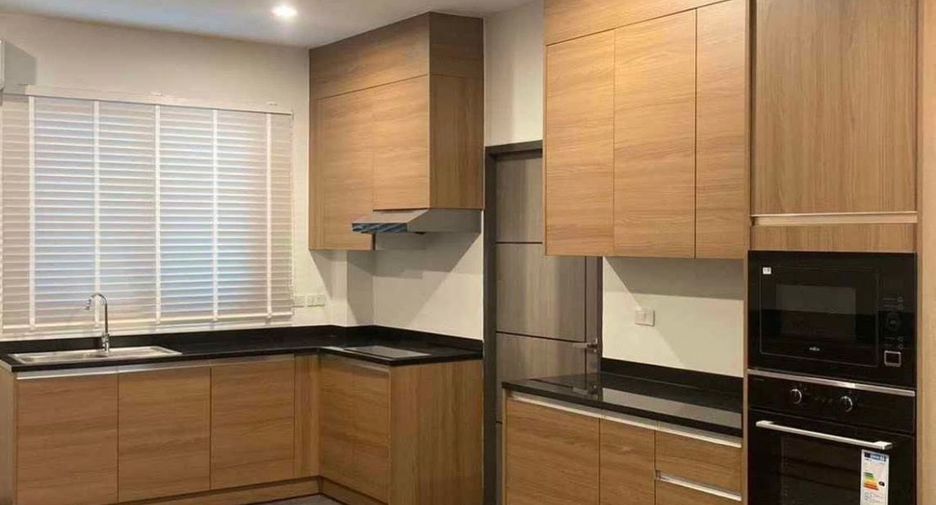Haus zur Miete und zum Kauf mit 4 Zimmer in Watthana, Bangkok