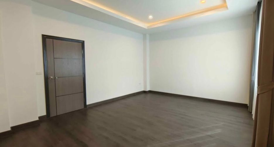 Haus zur Miete und zum Kauf mit 4 Zimmer in Watthana, Bangkok