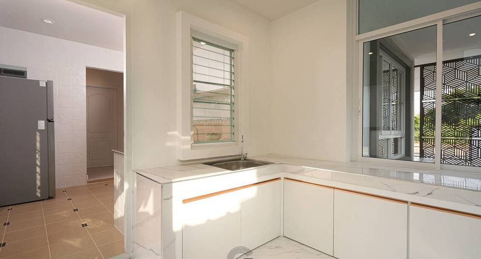 For rent 4 ベッドルーム house in Saraphi, Chiang Mai