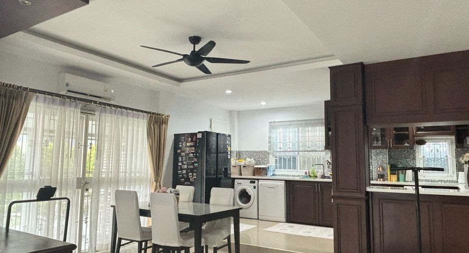 For sale 4 bedrooms house in East Pattaya, Pattaya