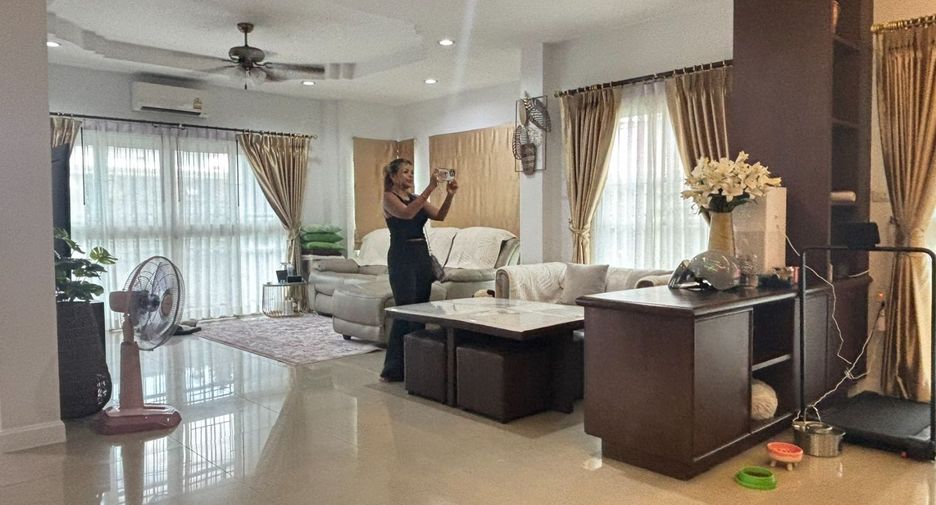 For sale 4 bedrooms house in East Pattaya, Pattaya
