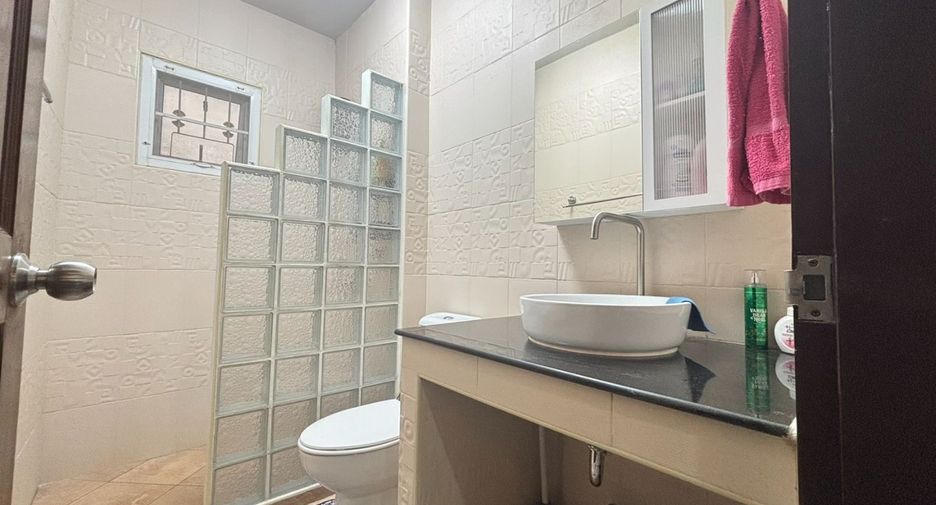 For sale 4 bedrooms house in East Pattaya, Pattaya