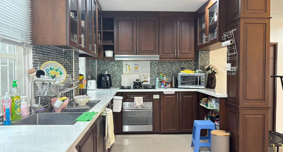 For sale 4 bedrooms house in East Pattaya, Pattaya