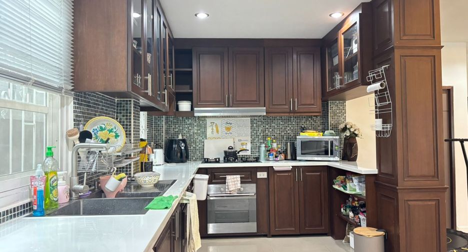 For sale 4 bedrooms house in East Pattaya, Pattaya