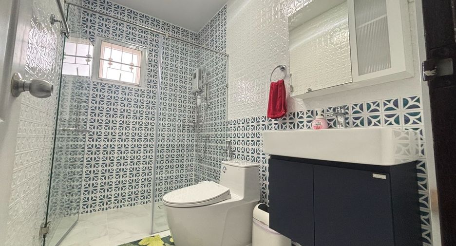 For sale 4 bedrooms house in East Pattaya, Pattaya