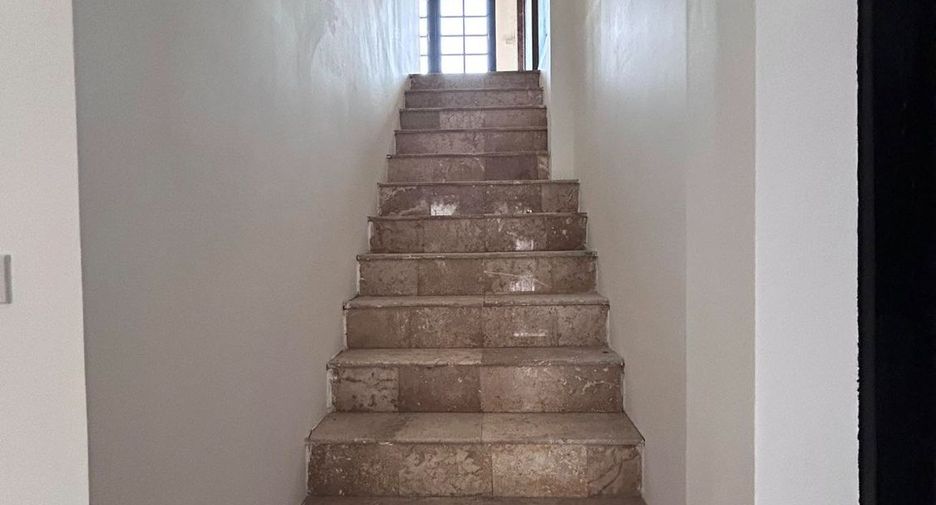 Gewerbefläche zur Miete und zum Kauf mit 5 Zimmer in Watthana, Bangkok