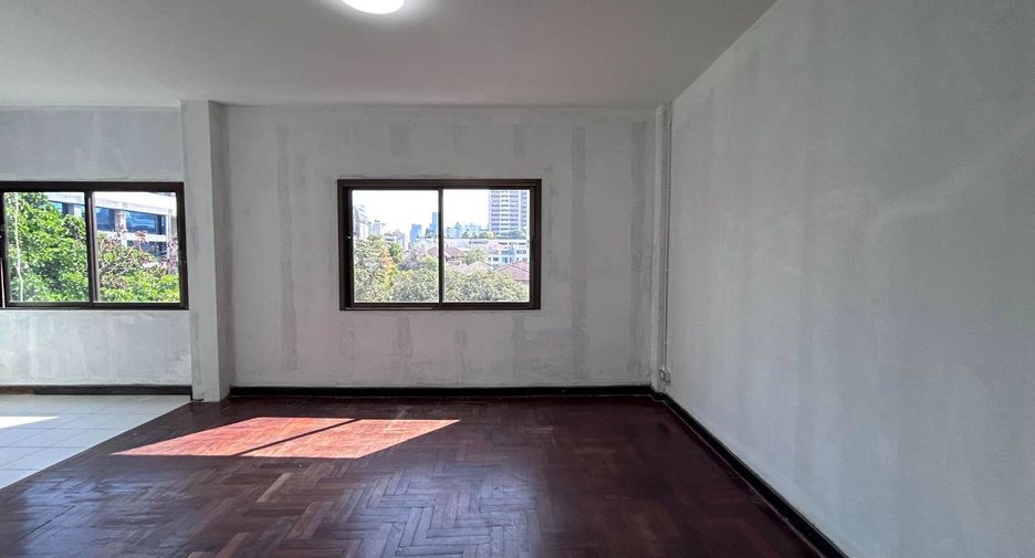 Gewerbefläche zur Miete und zum Kauf mit 5 Zimmer in Watthana, Bangkok