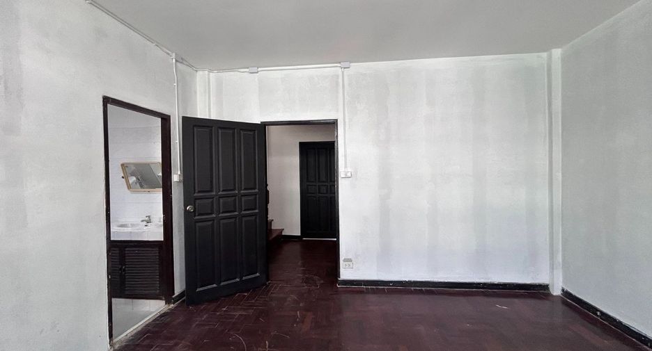 Gewerbefläche zur Miete und zum Kauf mit 5 Zimmer in Watthana, Bangkok