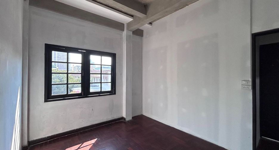 Gewerbefläche zur Miete und zum Kauf mit 5 Zimmer in Watthana, Bangkok