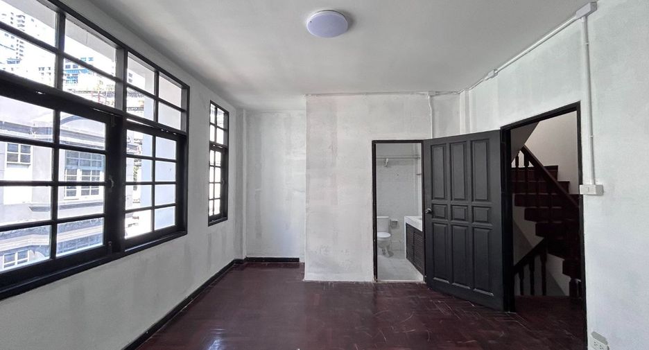 Gewerbefläche zur Miete und zum Kauf mit 5 Zimmer in Watthana, Bangkok