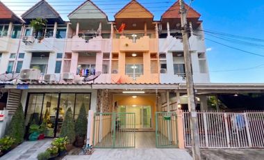 For sale 3 bedrooms townhouse in Saphan Sung, Bangkok