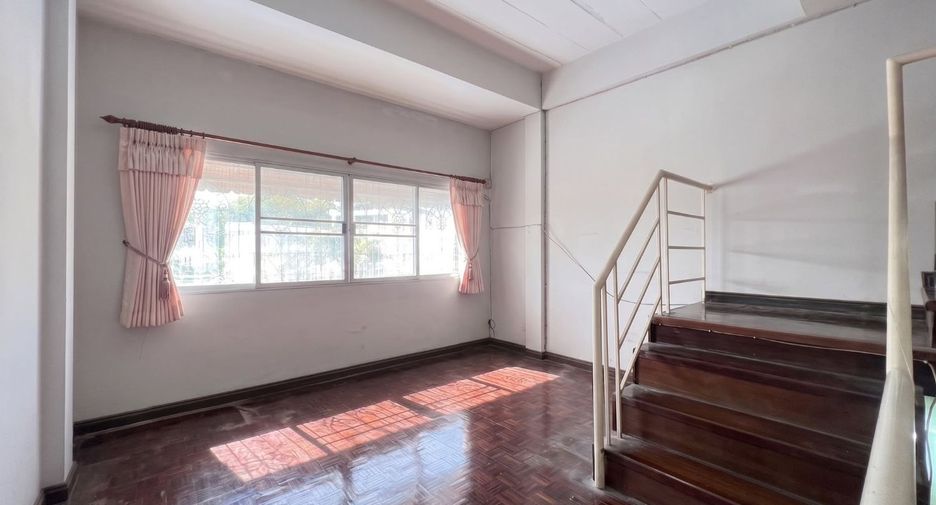 For sale 3 bedrooms townhouse in Saphan Sung, Bangkok