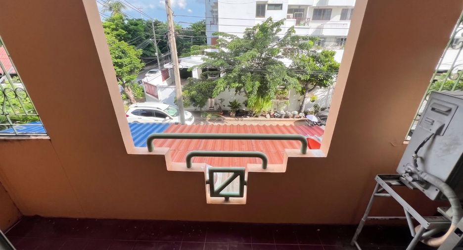 For sale 3 bedrooms townhouse in Saphan Sung, Bangkok
