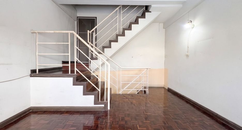 For sale 3 bedrooms townhouse in Saphan Sung, Bangkok