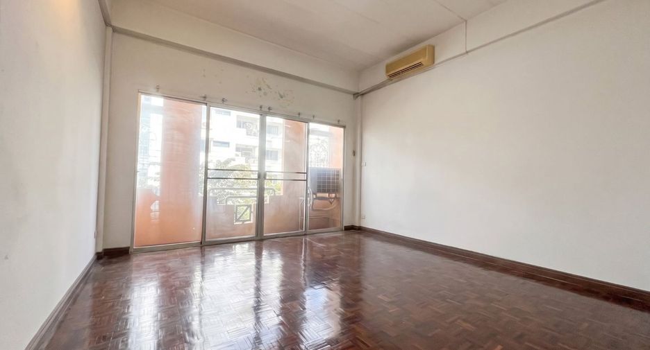 For sale 3 bedrooms townhouse in Saphan Sung, Bangkok