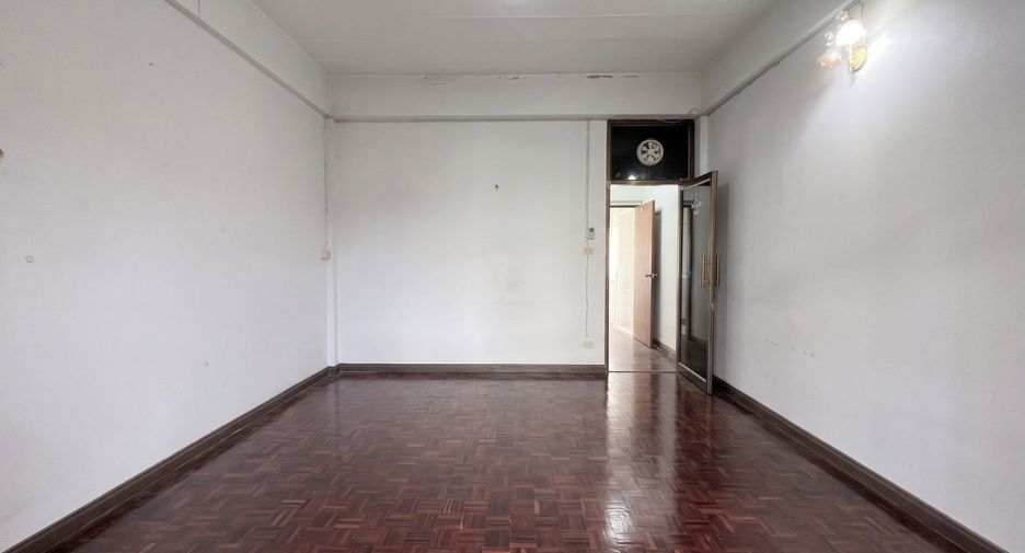 For sale 3 bedrooms townhouse in Saphan Sung, Bangkok