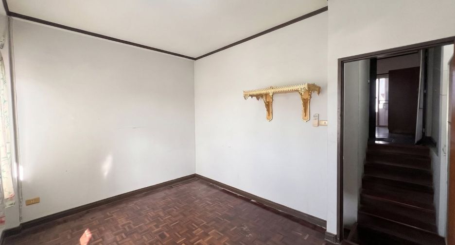 For sale 3 bedrooms townhouse in Saphan Sung, Bangkok