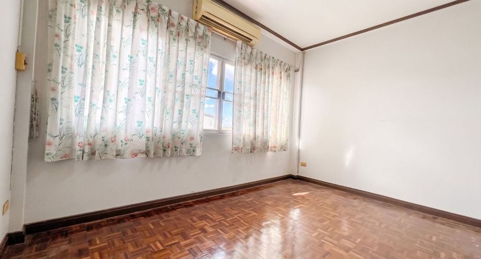 For sale 3 bedrooms townhouse in Saphan Sung, Bangkok