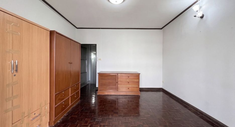 For sale 3 bedrooms townhouse in Saphan Sung, Bangkok