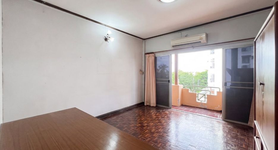For sale 3 bedrooms townhouse in Saphan Sung, Bangkok