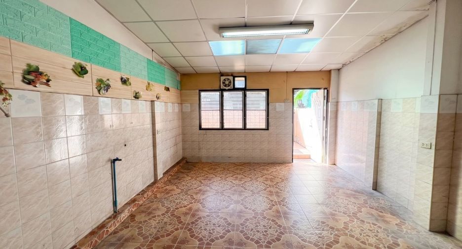 For sale 3 bedrooms townhouse in Saphan Sung, Bangkok