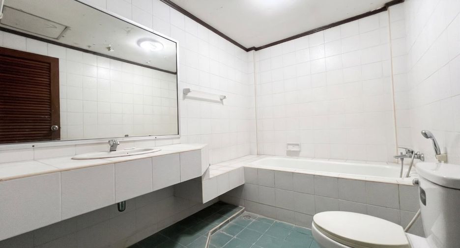 For sale 3 bedrooms townhouse in Saphan Sung, Bangkok