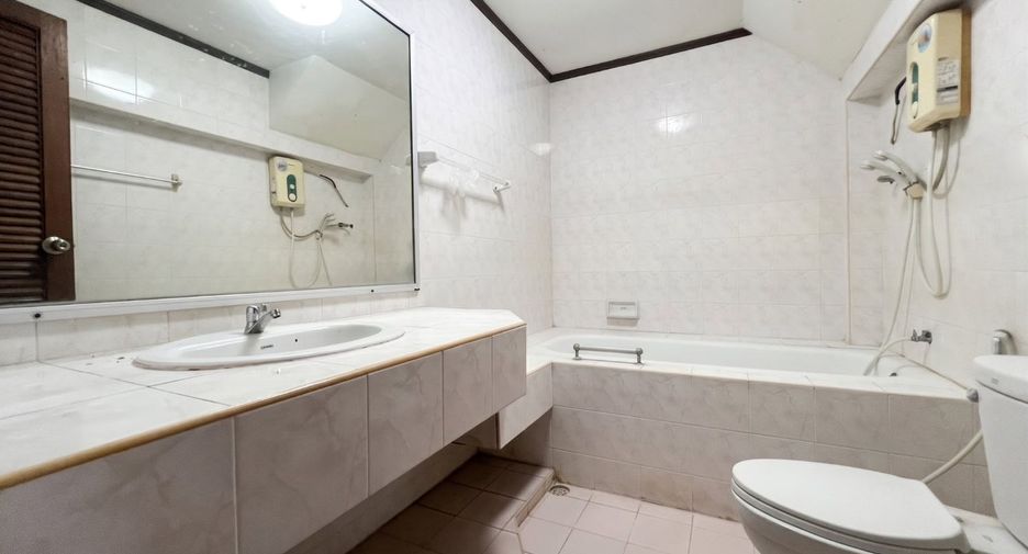 For sale 3 bedrooms townhouse in Saphan Sung, Bangkok