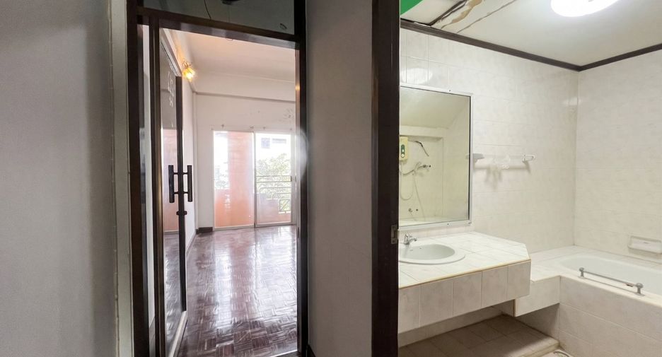 For sale 3 bedrooms townhouse in Saphan Sung, Bangkok