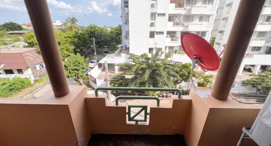 For sale 3 bedrooms townhouse in Saphan Sung, Bangkok