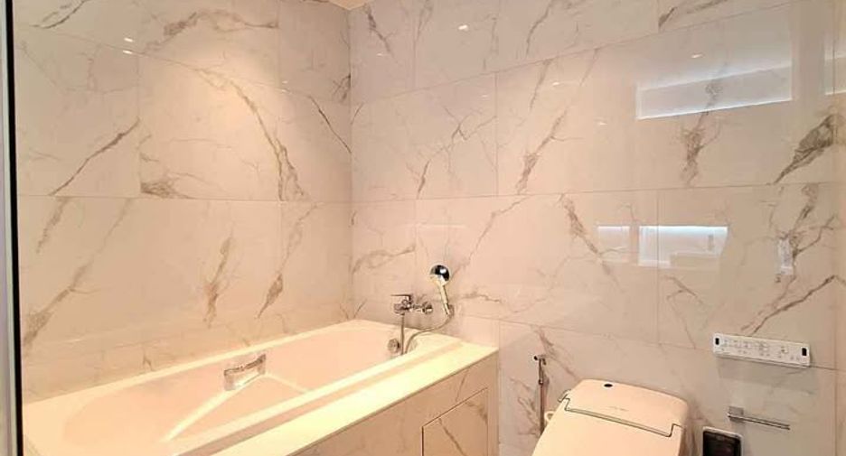 For rent 3 bedrooms condo in Mueang Samut Prakan, Samut Prakan