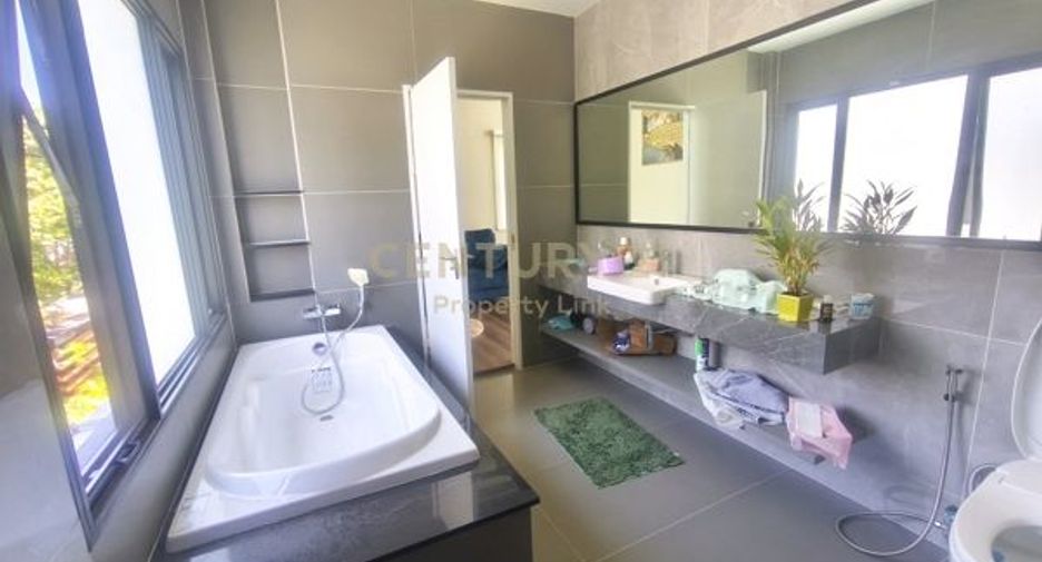 For sale 5 bedrooms house in Khlong Sam Wa, Bangkok