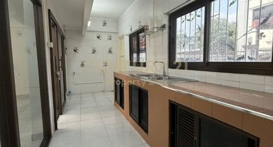 Продажа 5 спальни таунхаус в Ратчатхещи, Бангкок