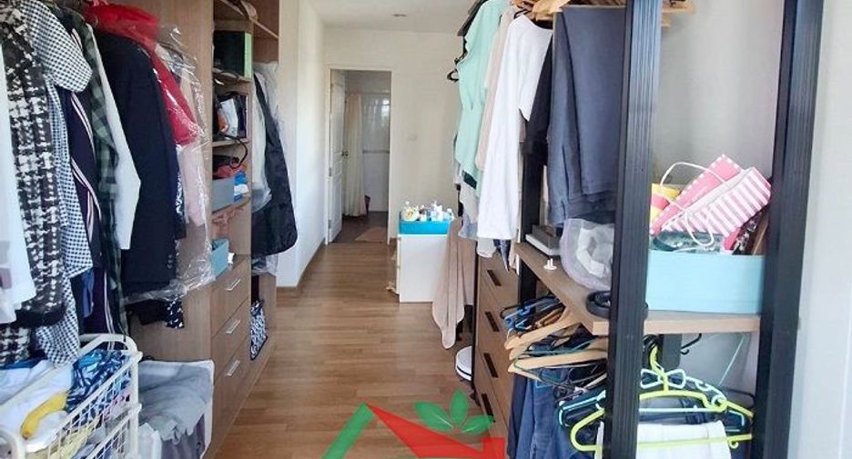 Casa adosada en venta de 3 habitaciones en Lat Krabang, Bangkok